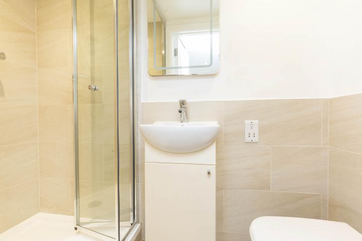 Modern and Central Apartment Station Road, Edgware